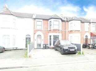 Flat to rent in Cambridge Road, Ilford IG3
