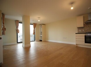 Flat to rent in Charter House, 450 High Road IG1
