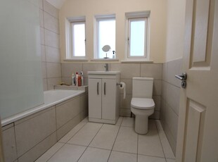 Flat to rent in Clifford Avenue, London SW14