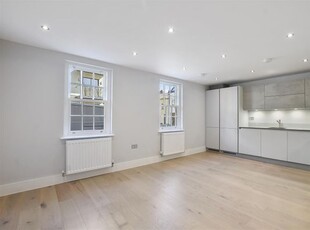 Flat to rent in Coptfold Road, Brentwood, Essex CM14