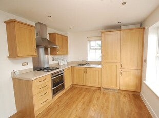 Flat to rent in Crispin House, St. Helens Mews CM14