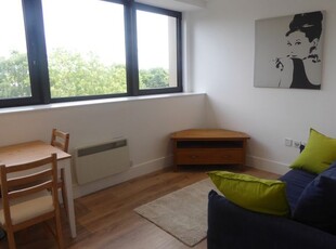 Flat to rent in Hanover House, Reading RG1