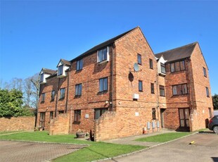 Flat to rent in Malthouse Square, Princes Risborough HP27