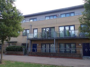 Flat to rent in Rollason Way, Brentwood CM14