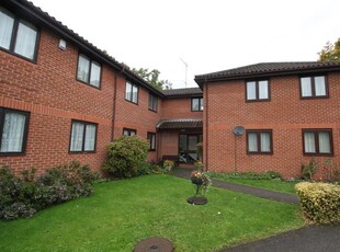 Flat to rent in Silvertrees, Bricket Wood, St.Albans AL2