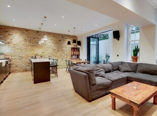 Flat to rent in Sloane Court East, London SW3