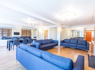 Flat to rent in Strathmore Court, 143 Park Road, St John's Wood, London NW8