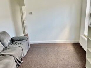 Flat to rent in York Road, Southend-On-Sea SS1