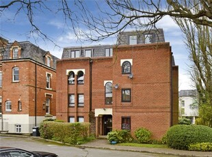Maisonette to rent in Chelmsford Court, Alma Road, Windsor, Berkshire SL4