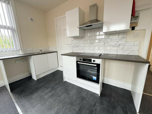 Studio flat for rent in 2 Fairford Avenue, Leeds, West Yorkshire, LS11