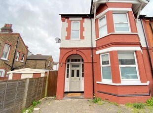 Studio to rent in Canterbury Road, Watford WD17