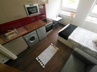 Studio to rent in Old Christchurch Road, Bournemouth BH1