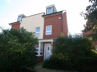 Town house to rent in Cambrian Way, Worthing BN13