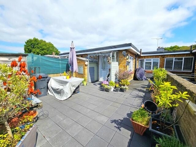2 Bedroom Flat For Sale In Leigh-on-sea