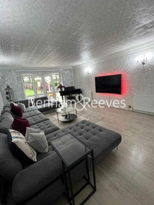 3 Bedroom Bungalow For Rent In Waltham Abbey