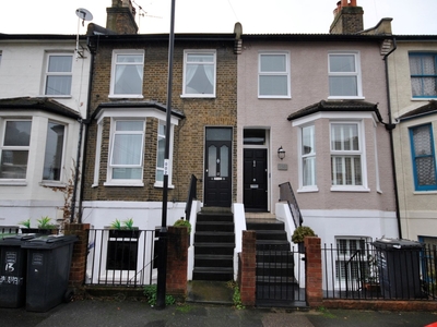 Flat to rent - Ronver Road, London, SE12