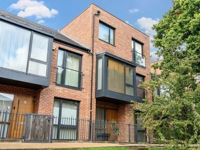 6 Bedroom Town House For Sale In Edgware, Greater London
