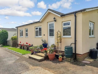 2 Bedroom Park Home For Sale In Smallfield, Horley