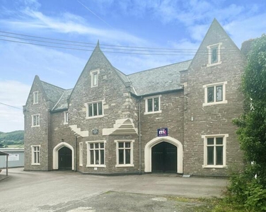 2 Bedroom Flat For Sale In Abergavenny