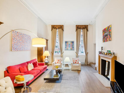 2 Bedroom Flat For Sale In
Chelsea Embankment