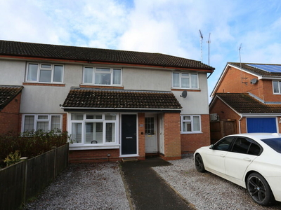 2 bedroom maisonette for sale in Shackleton Way, Woodley, RG5