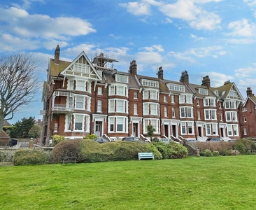 3 bedroom flat for sale in Chatsworth Gardens, Eastbourne, BN20