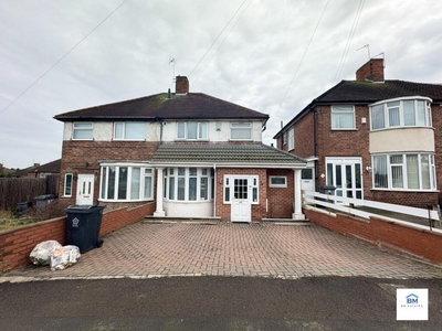 3 bedroom semi-detached house for sale in Colchester Road, Leicester, LE5