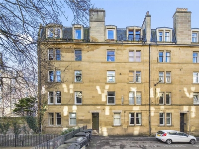 2 bed fourth floor flat for sale in Newington