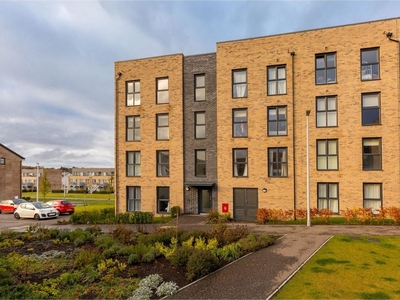 2 bed second floor flat for sale in Cammo