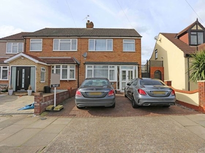 3 bedroom semi-detached house to rent Romford, RM7 8HS