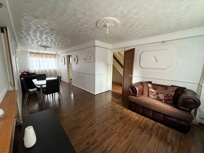 3 bedroom terraced house to rent London, E16 1NJ