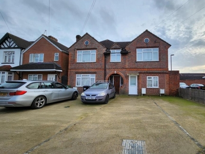 4 Bed House To Rent in Slough, Berkshire, SL1 - 575