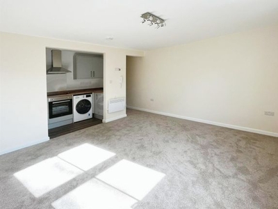 Flat to rent in 124, Abbey Street, Nuneaton CV11