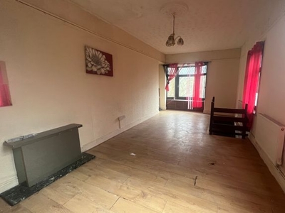 Flat to rent in East Road, Ferndale CF43