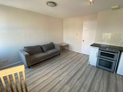 Flat to rent in George Street, Reading RG1