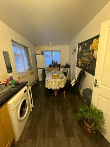 Flat to rent in Ilford Lane, Ilford IG1