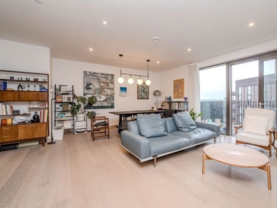 Flat to rent in Legacy Building, 1 Viaduct Gardens SW11