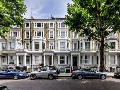 Flat to rent in Marloes Road, London W8
