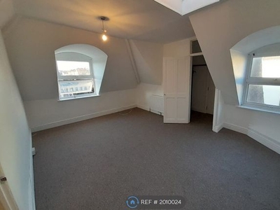 Flat to rent in Top Floor, Bristol BS6