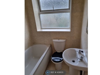 Flat to rent in Valley Road, Shipley BD18