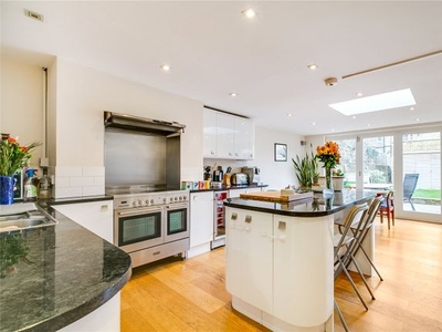 Terraced house to rent in Clapham Road, Oval SW9