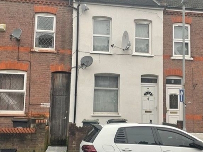 Terraced house to rent in Malvern Road, Luton LU1