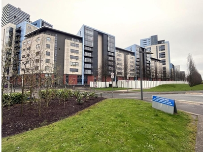 2 bed fourth floor flat for sale in Glasgow Harbour