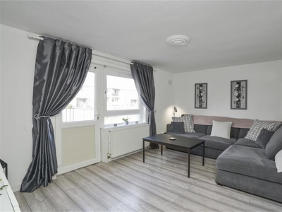 2 bed maisonette flat for sale in Northfield