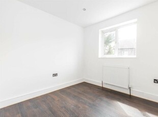 2 bedroom apartment for rent in Glengall Road, Woodford Green, IG8