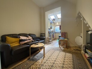 2 bedroom flat for rent in Claude Road, Roath, CF24