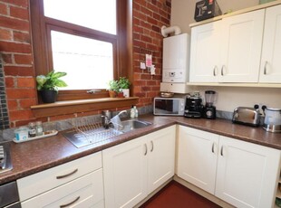 2 bedroom flat for rent in Paisley Grove, Leeds, West Yorkshire, UK, LS12