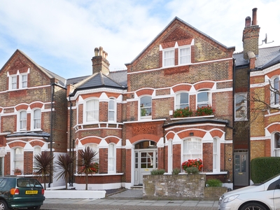 2 bedroom property for sale in Lavender Gardens, London, SW11