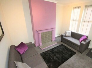 2 bedroom terraced house for rent in Autumn Place, Hyde Park, Leeds, LS6 1RJ, LS6