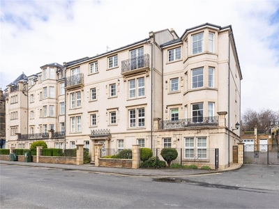 3 bed first floor flat for sale in Newington
